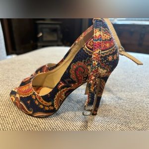 Stunning queen heels 🌹